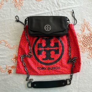 Tory Burch crossbody/shoulder bag in black with gunmetal chain and emblem.